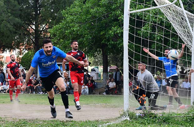İmbat ve Milli Eğitim Yarı Finalde! Soma Kaymakamlık Futbol Turnuvası'nda Heyecan Dorukta